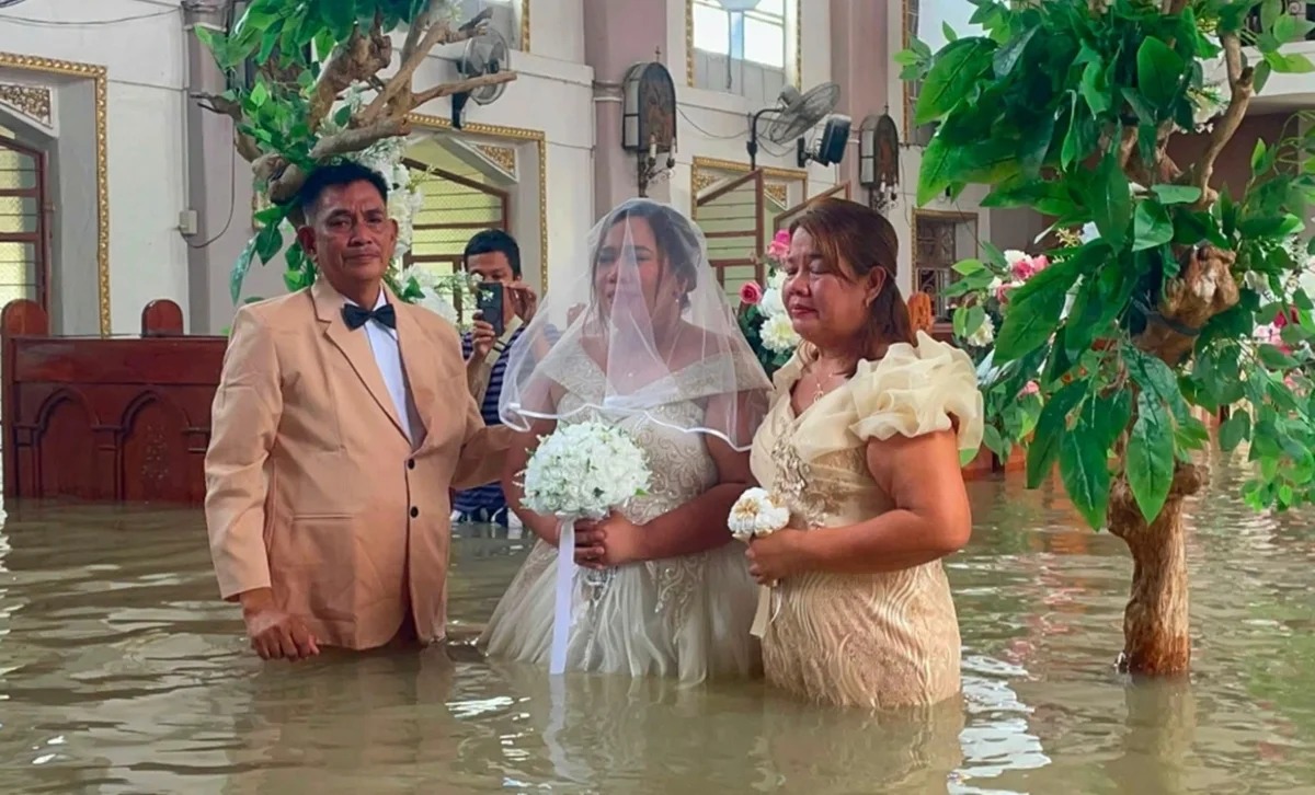 A igreja orientou os noivos a remarcar a data do casamento, porque a água continuava chegando à igreja e inundando o local