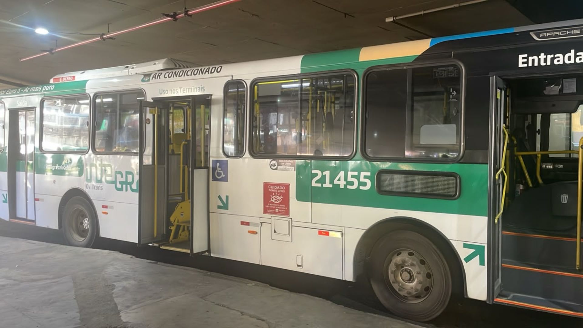 VÍDEO: Mulher entra em ônibus com peixeira e faz apelo por regulação da irmã em Salvador