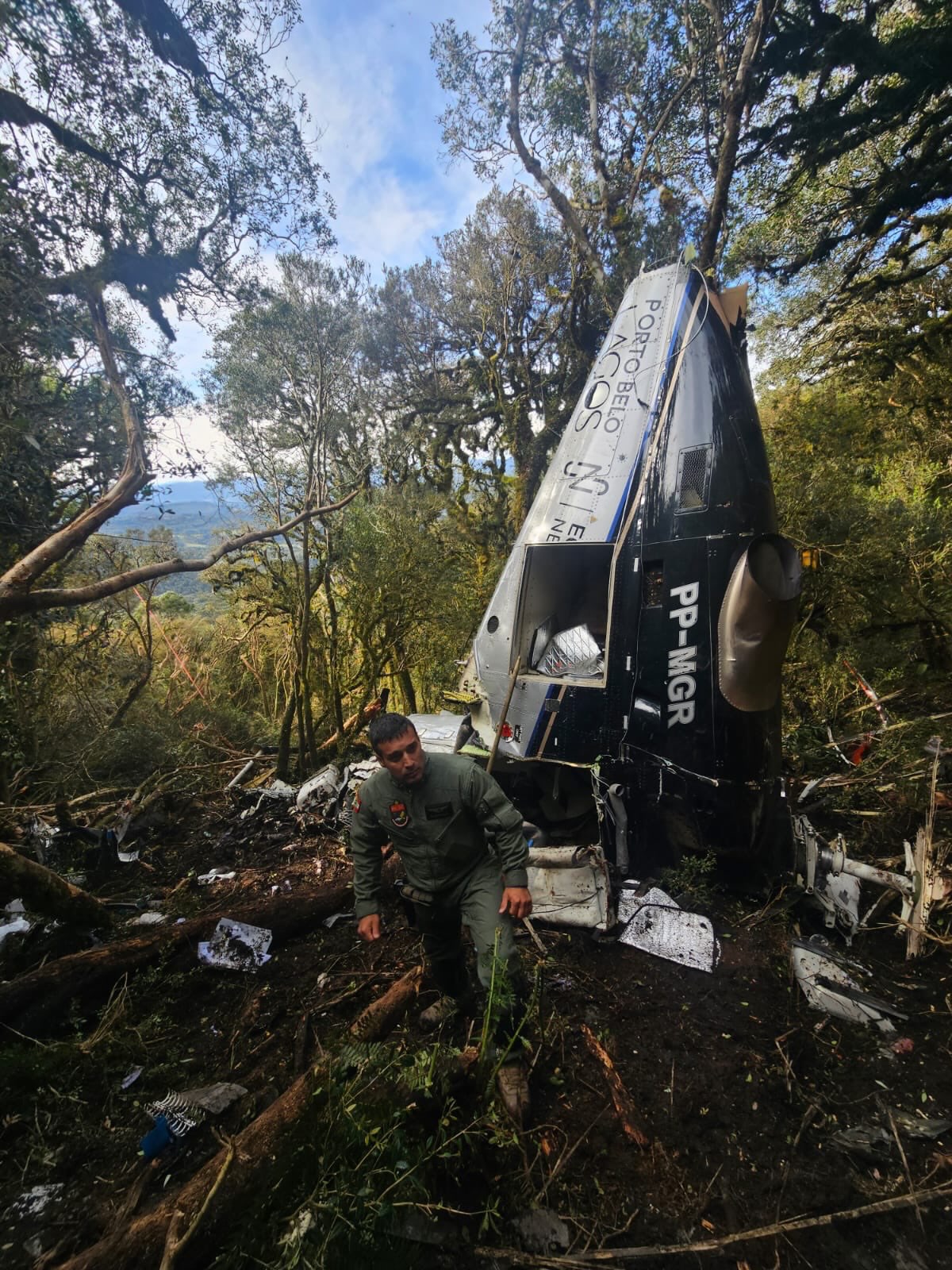 Foto: Imagens revelam operação de resgate após queda de helicóptero com Rick e Bruno | Reprodução: Redes sociais / Sargento Teles (PMSC)