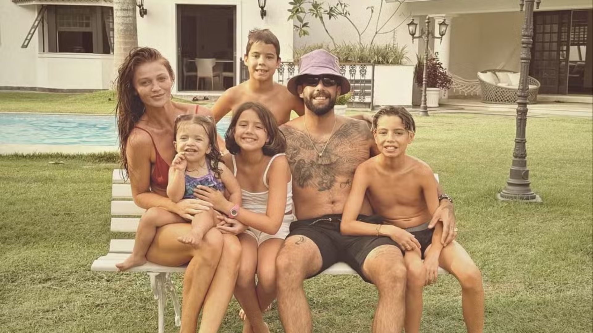 Pedro Scooby e Cíntia Dicker aparecem com os quatro filhos do surfista; Luana afirmou ter carinho pela modelo e destacou a ajuda dela nos cuidados com as crianças — Foto: Reprodução/Instagram