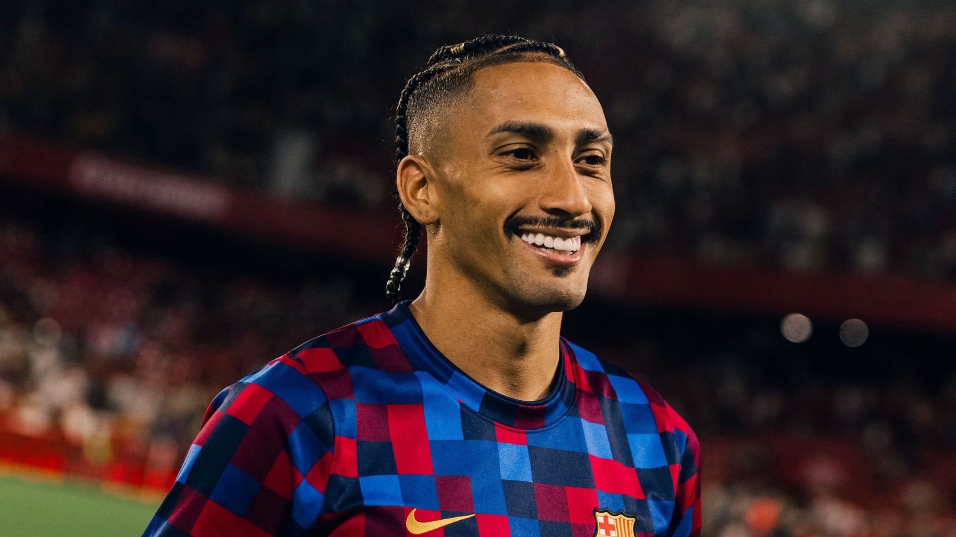 Raphinha com as cores do Barcelona - Divulgação / FC Barcelona
