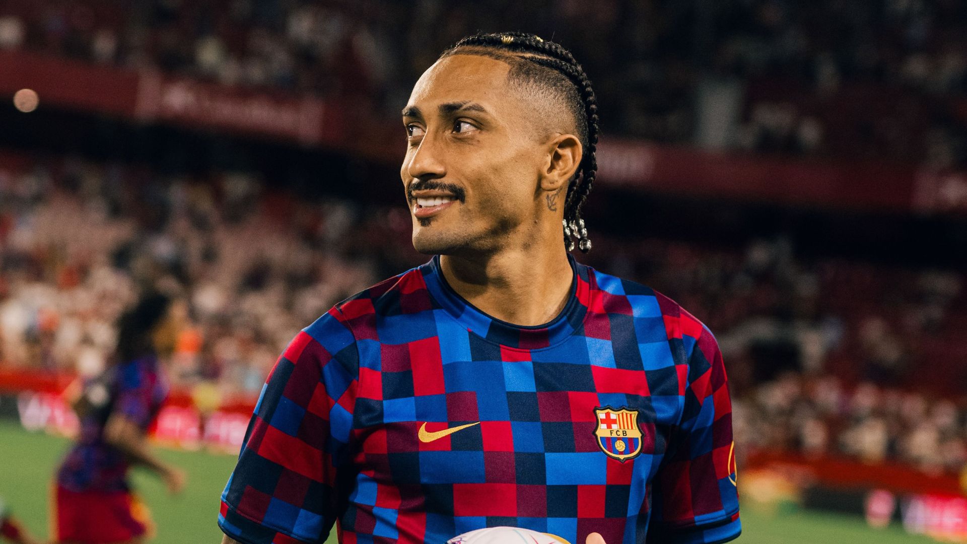 Raphinha com as cores do Barcelona - Divulgação / FC Barcelona