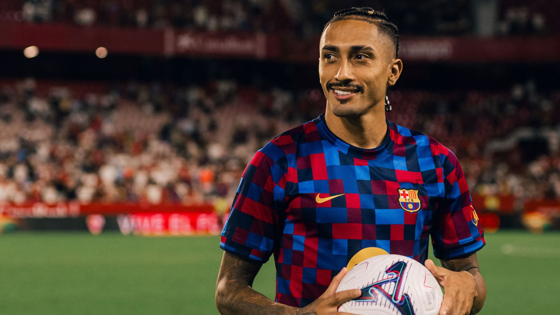 Raphinha com as cores do Barcelona - Divulgação / FC Barcelona