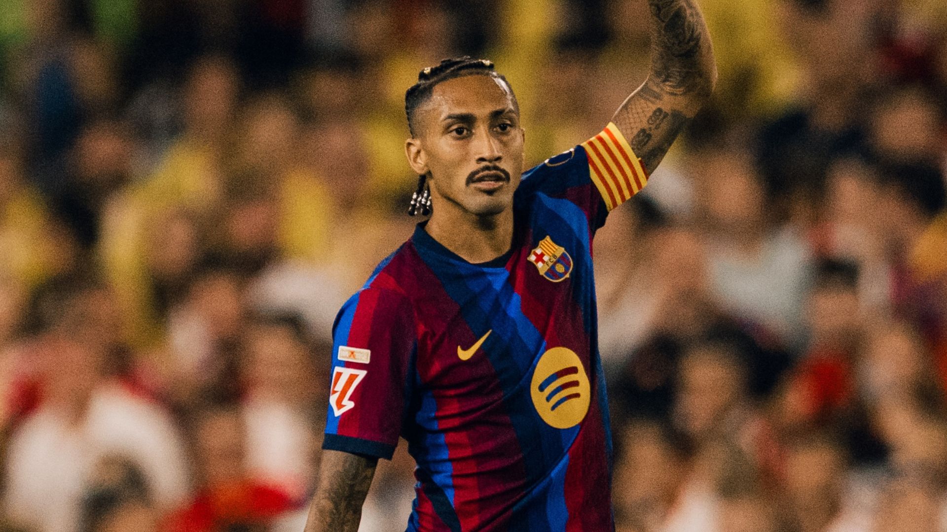 Raphinha com as cores do Barcelona - Divulgação / FC Barcelona