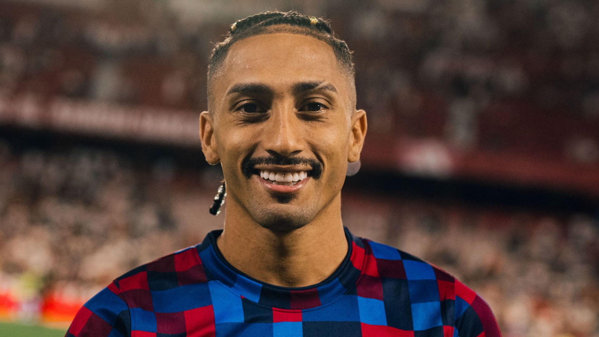 Raphinha com as cores do Barcelona - Divulgação / FC Barcelona