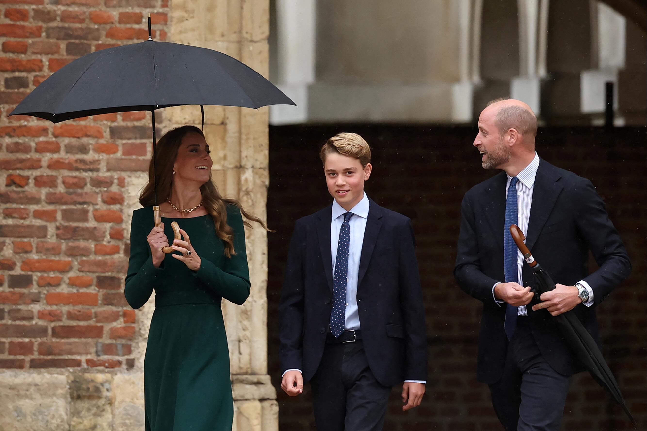 Príncipe George, filho de William e Kate no primeiro dia em Eton | Reprodução