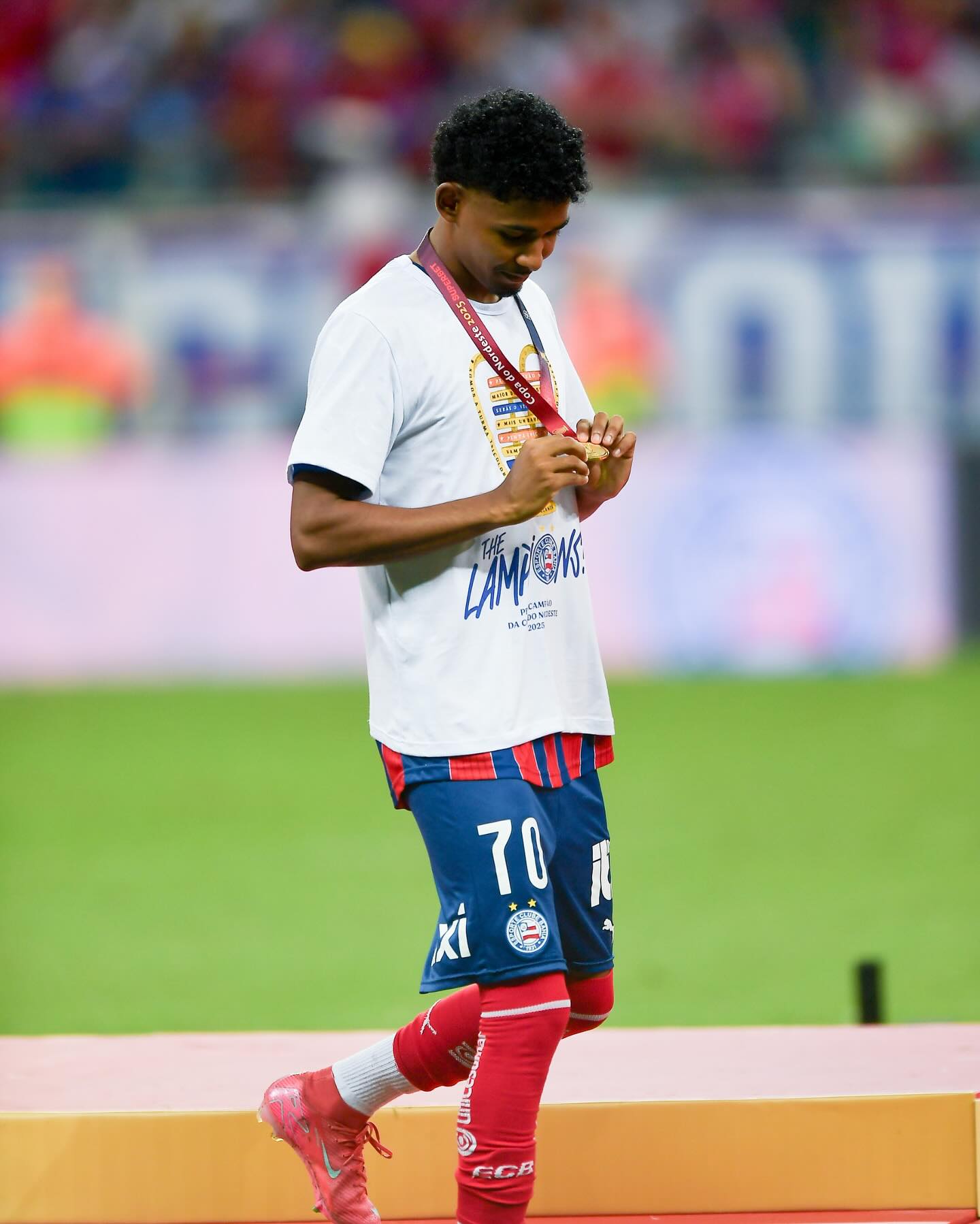 Meio-campista participou da campanha que garantiu ao Bahia o pentacampeonato da Copa do Nordeste — Foto: Reprodução/Instagram/@vitinho.04