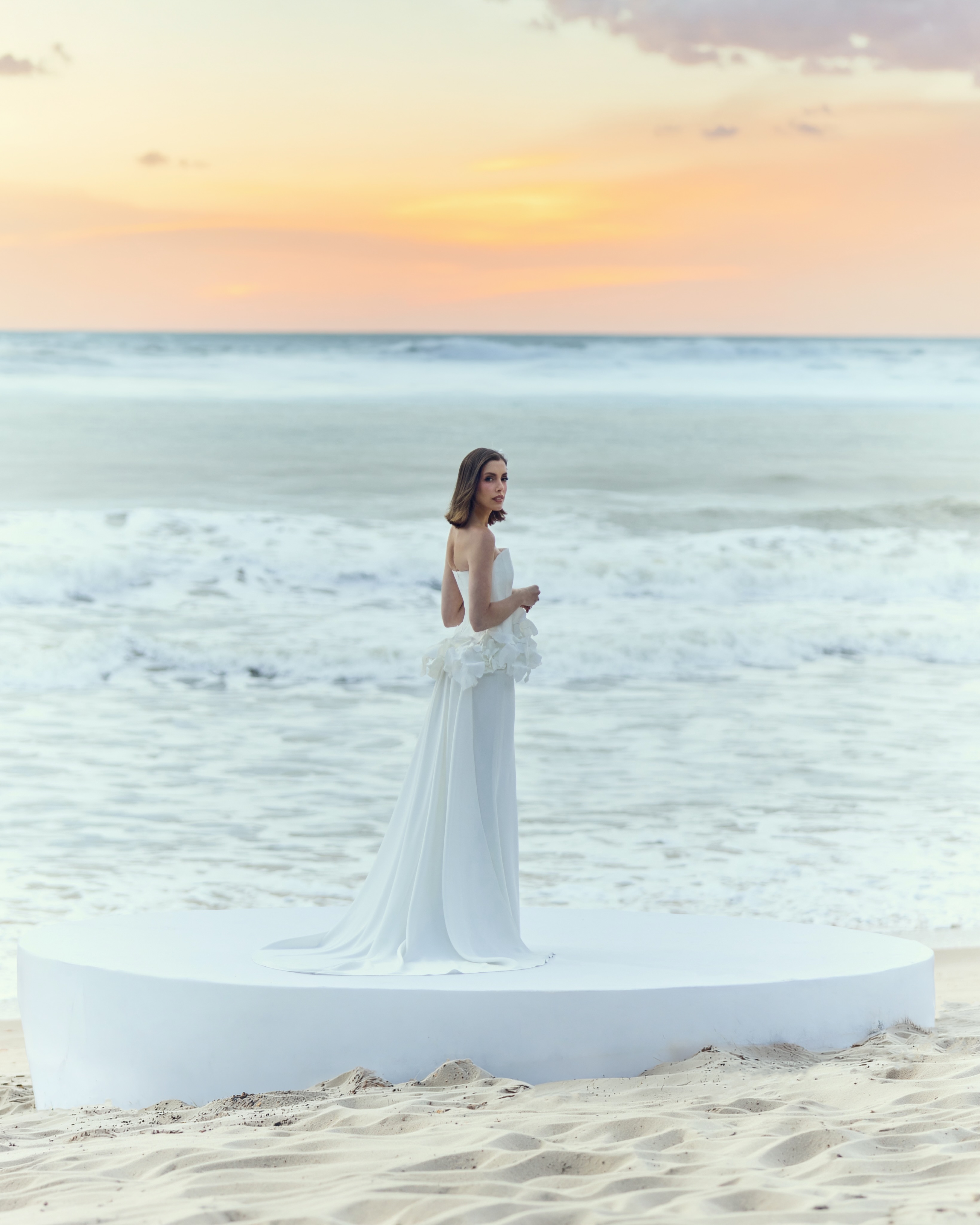 Fabiana Justus escolheu um vestido branco com aplicações florais para a renovação dos votos de casamento — Foto: Reprodução/Instagram