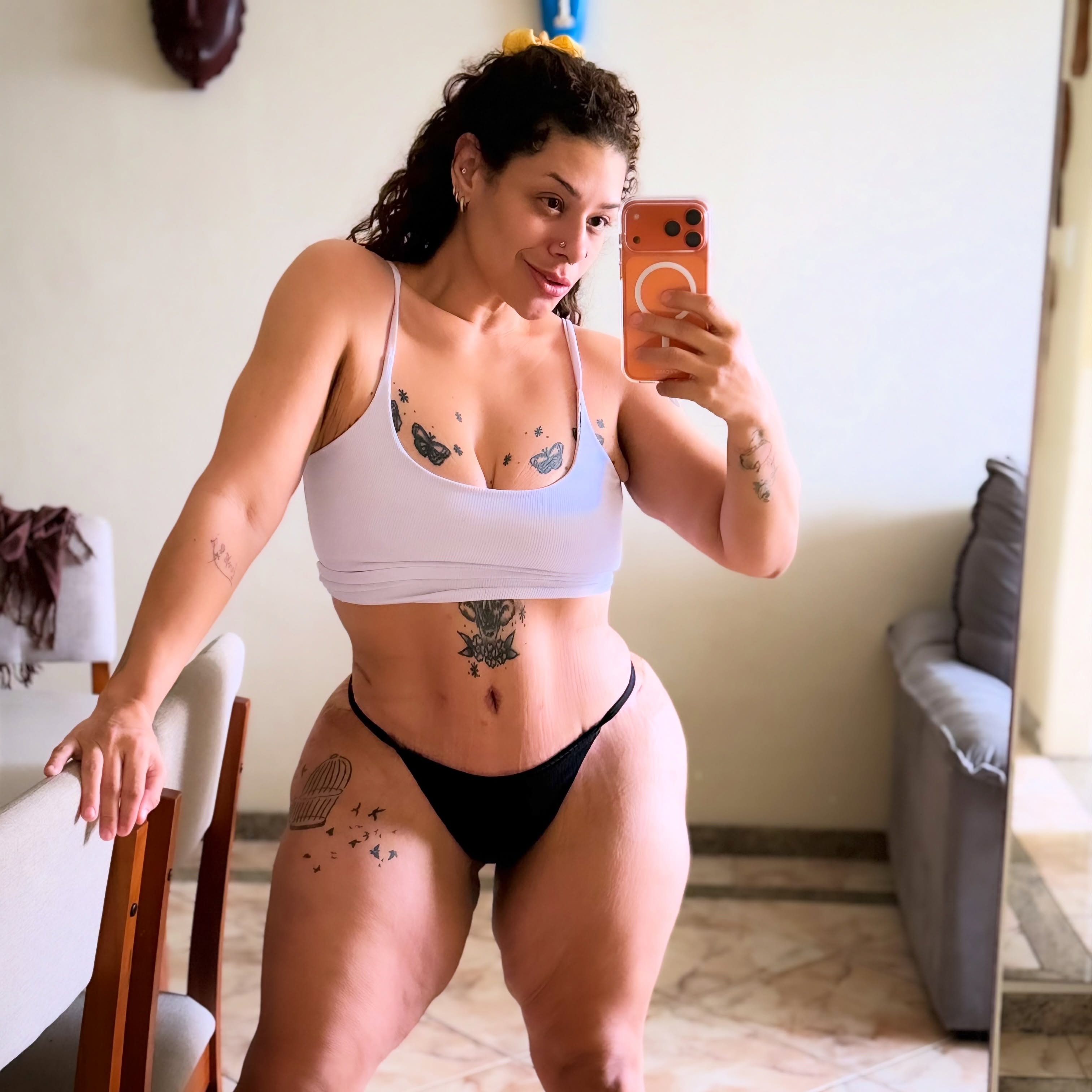 Aila Menezes mostrou o resultado da abdominoplastia aos 33 dias de pós-operatório após eliminar 90 kg — Foto: Reprodução/Instagram