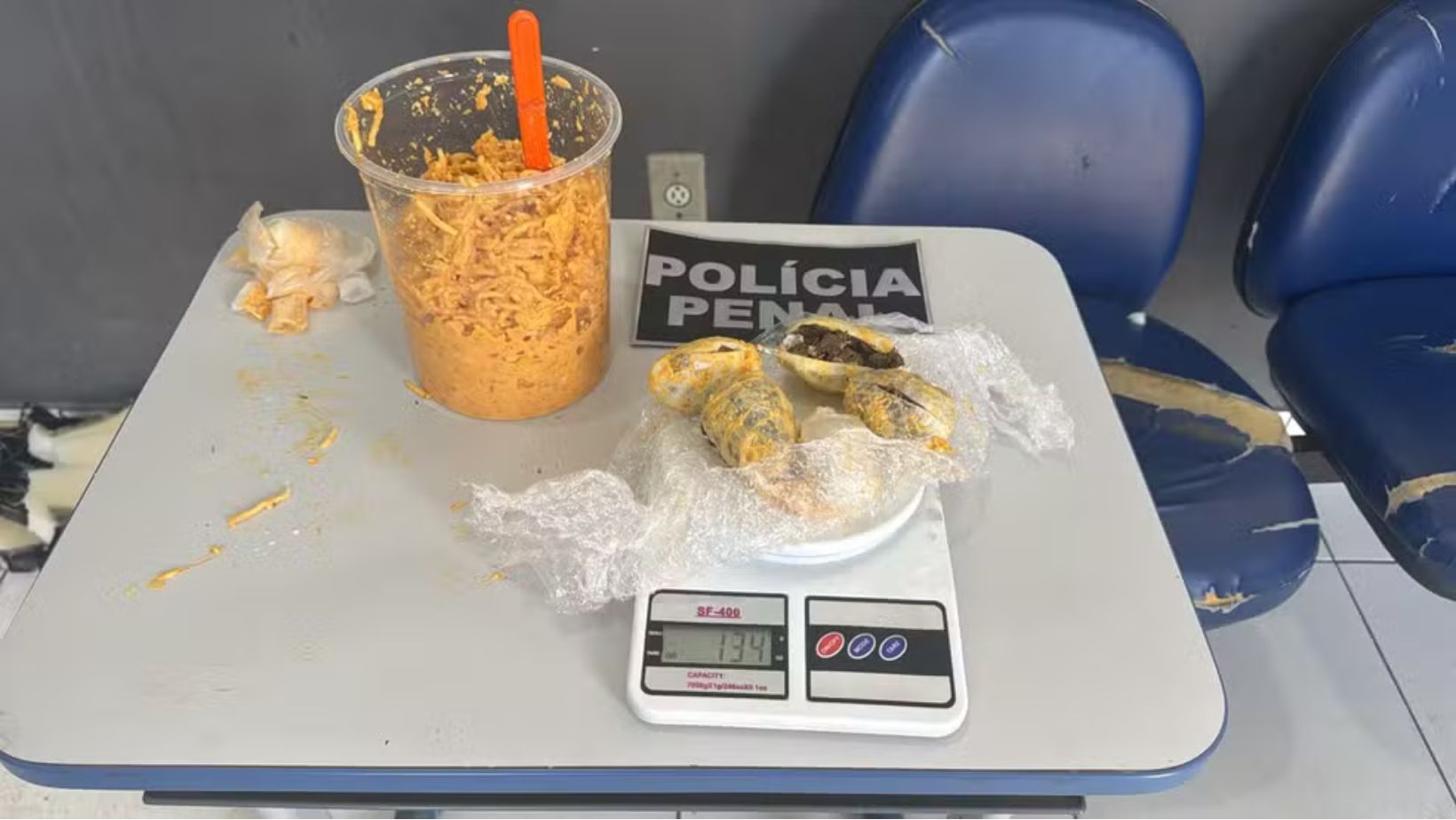 Mulher é presa ao tentar entrar em presídio na Bahia com cocaína e maconha escondidas em pote de estrogonofe