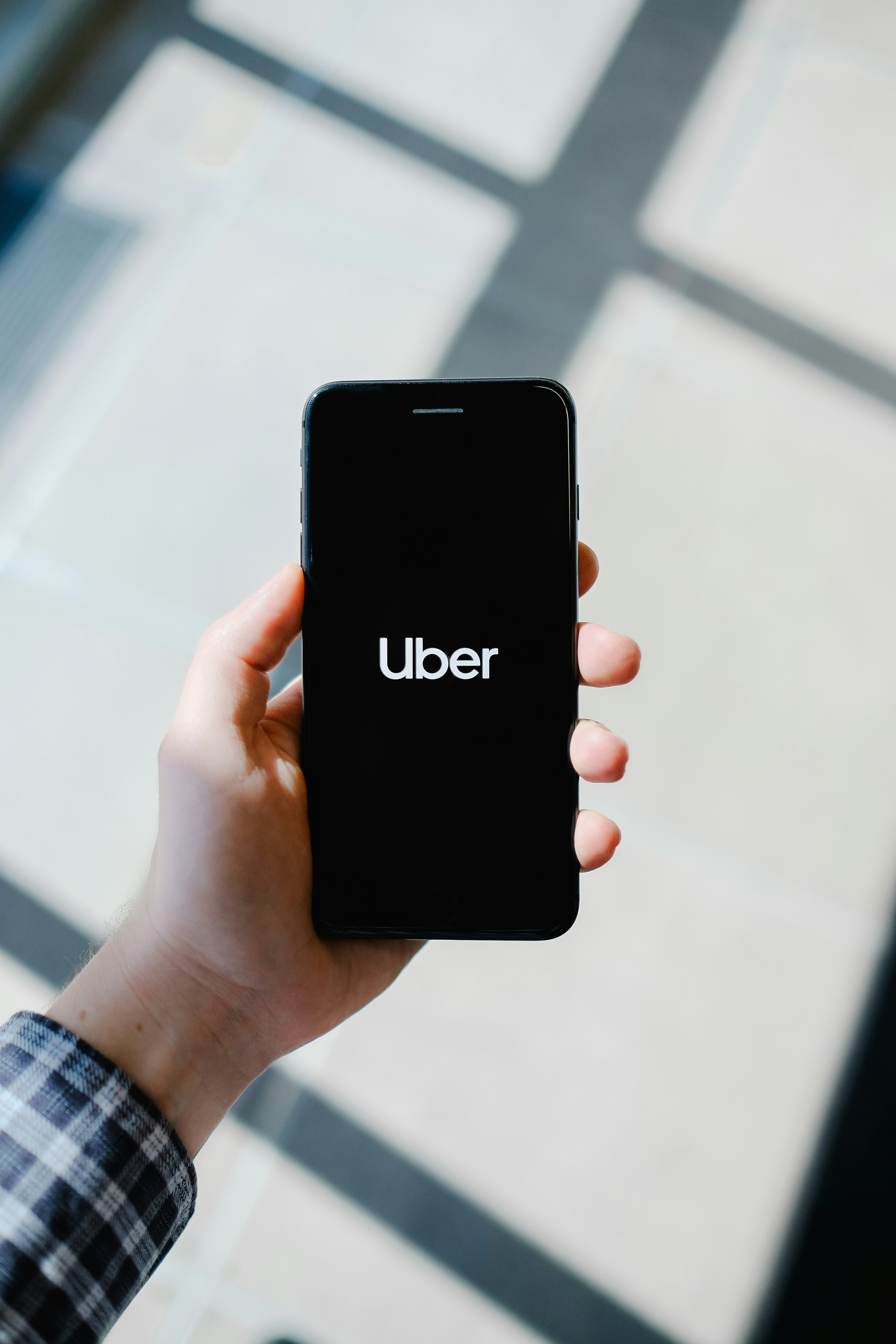 Uber demite 3,3 mil funcionários e investe R$ 56 bilhões em 