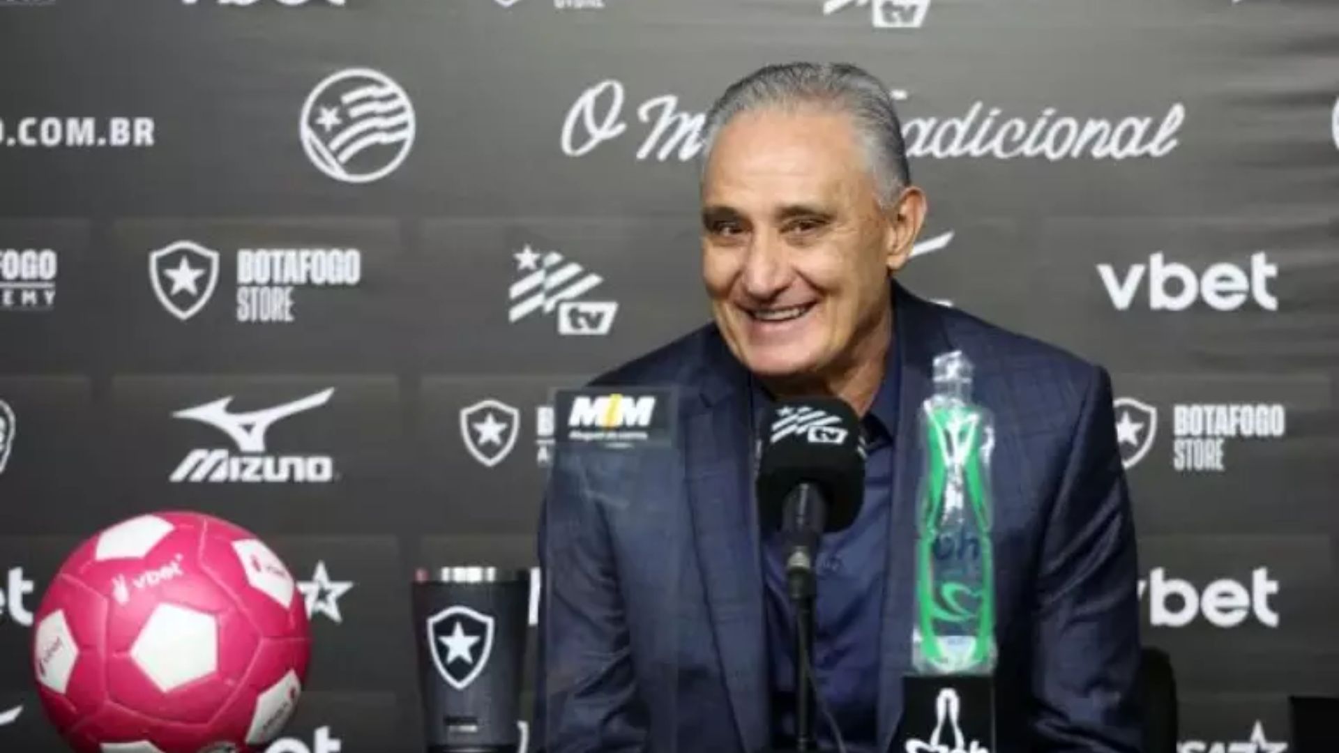 Tite em apresentação pelo Botafogo - Foto: Vitor Silva / Botafogo