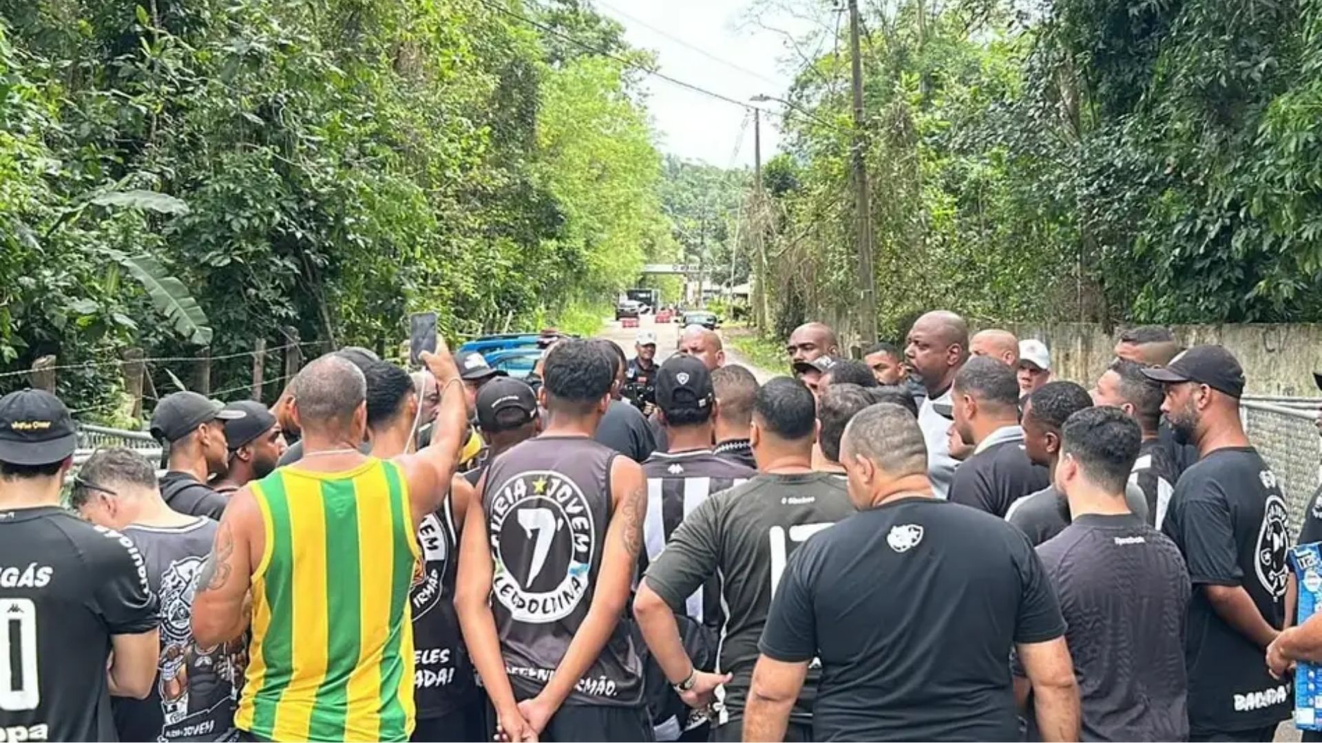 Torcida organizada protesta no CT do Botafogo e faz cobrança pesada: “Vergonha atrás de vergonha” - QTU Questões do Universo