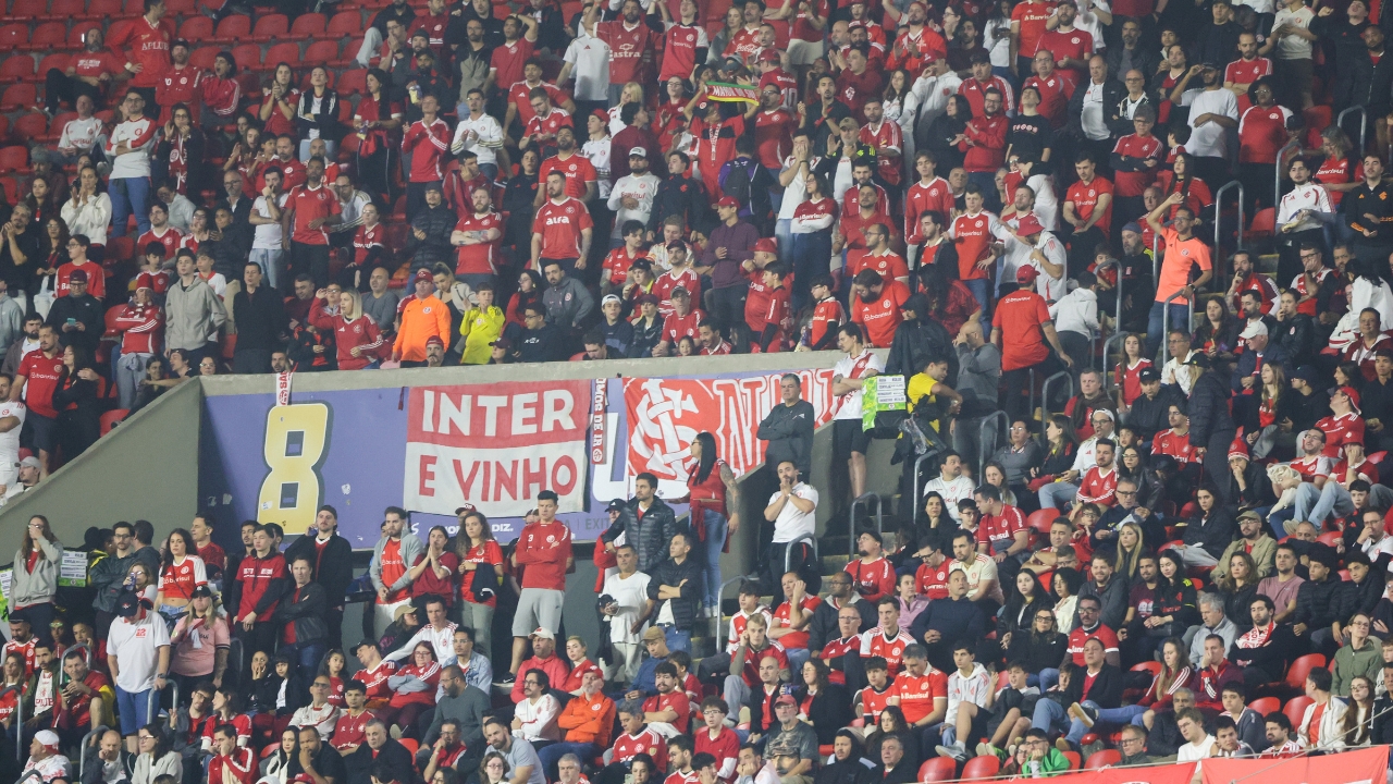 Gigante brasileiro sofre nova derrota, se afunda no Z-4 e torcida reage: "hoje assinamos o rebaixamento"