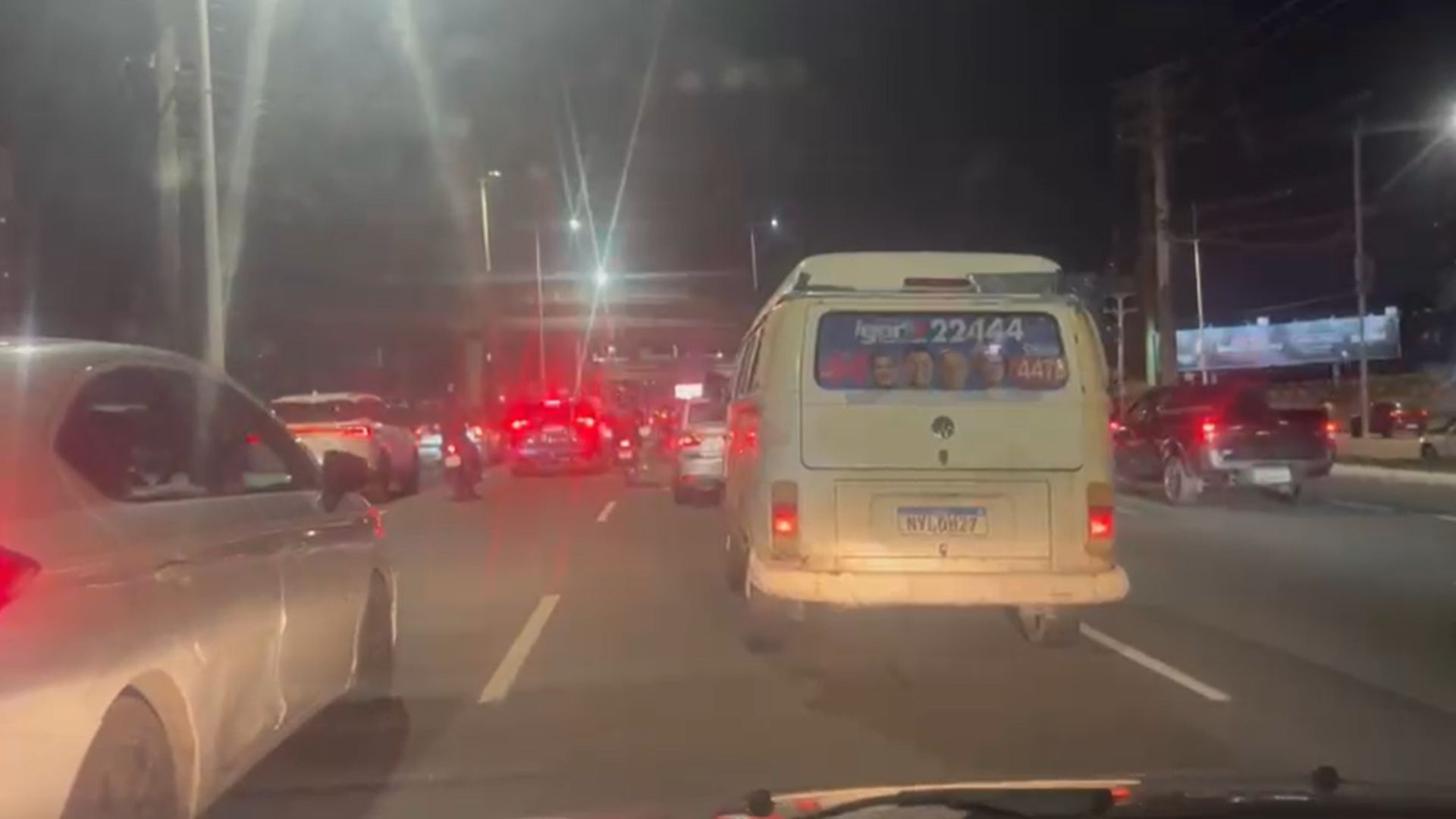 VÍDEO: Avenida Paralela tem engarrafamento gigantesco na saída para o feriadão