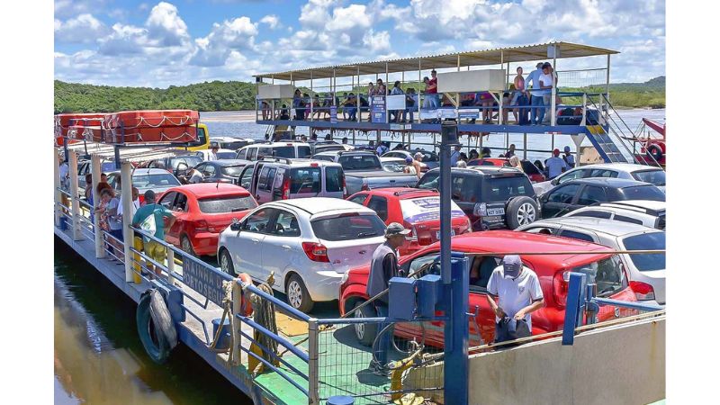 Travessia de balsas pelo Rio Buranhém, que liga a sede do município ao distrito de Arraial d’Ajuda - Foto: Divulgação