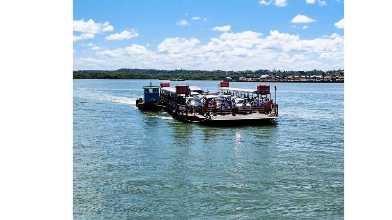 Travessia de balsas pelo Rio Buranhém, que liga a sede do município ao distrito de Arraial d’Ajuda - Foto: Divulgação