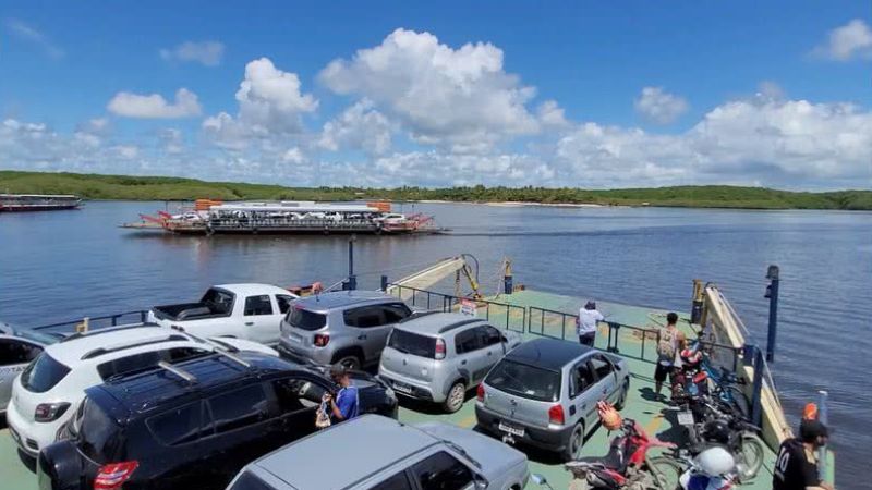 Travessia de balsas pelo Rio Buranhém, que liga a sede do município ao distrito de Arraial d’Ajuda - Foto: Divulgação