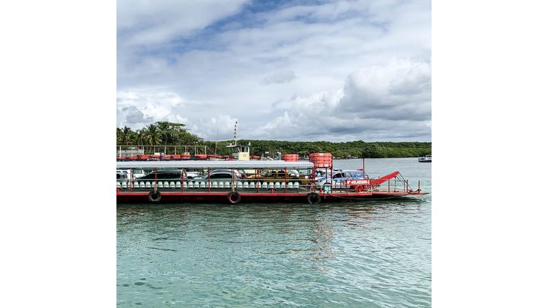 Travessia de balsas pelo Rio Buranhém, que liga a sede do município ao distrito de Arraial d’Ajuda - Foto: Divulgação