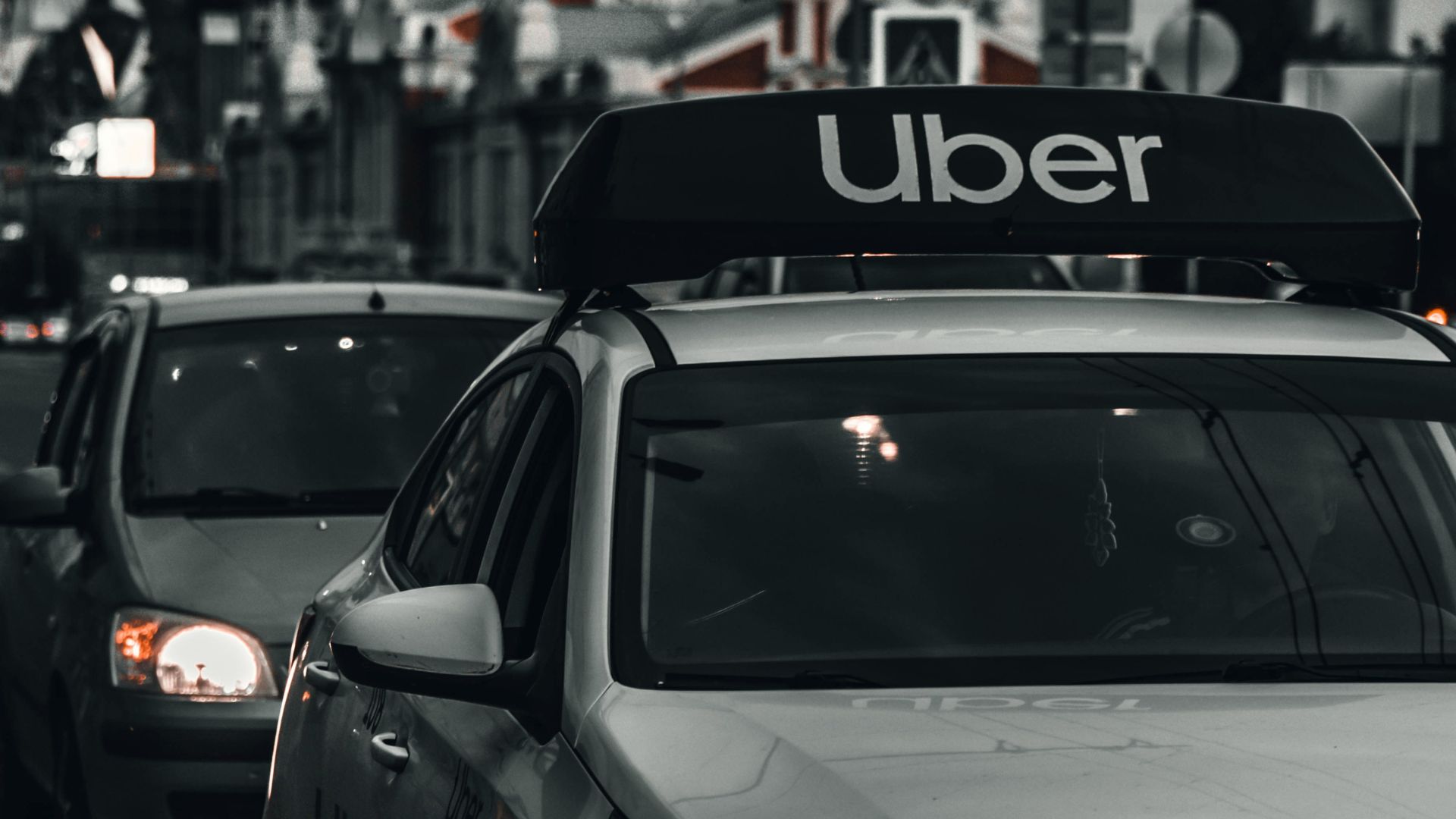 Uber demite 3,3 mil funcionários e investe R$ 56 bilhões em 