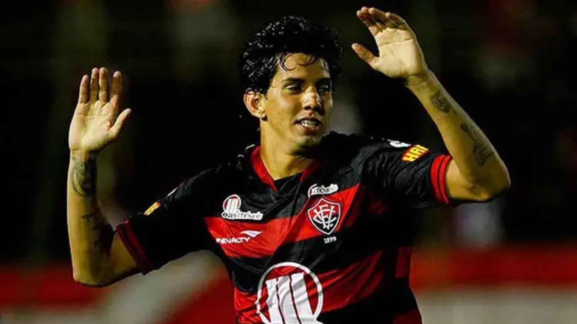 Victor Ramos com as cores do Vitória - Foto: Maurícia da Matta / Divulgação / EC Vitória