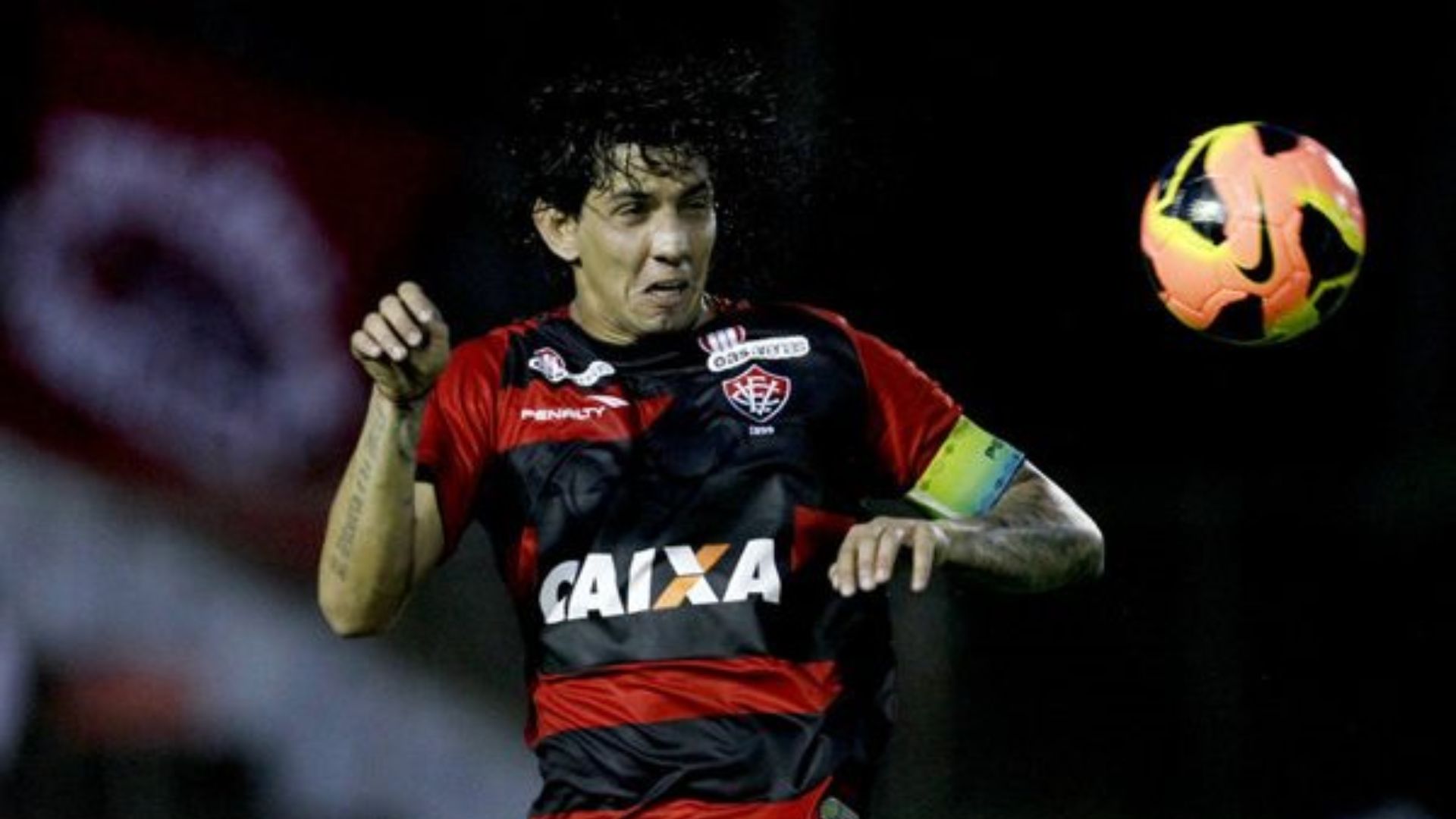 Victor Ramos com as cores do Vitória - Foto: Felipe Oliveira / EC Vitória