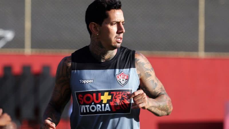 Victor Ramos com as cores do Vitória - Foto: Maurícia da Matta / Divulgação / EC Vitória