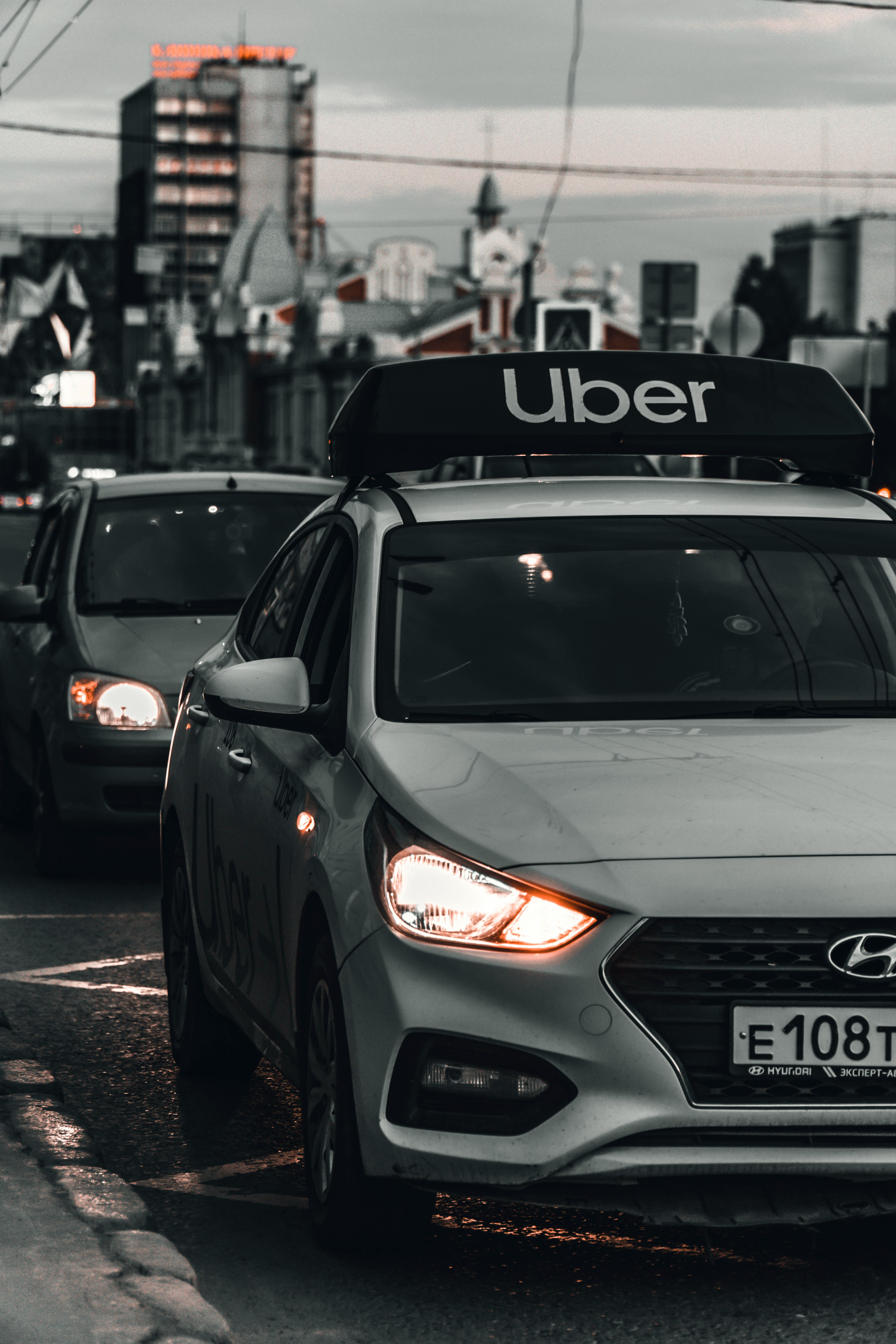 Uber demite 3,3 mil funcionários e investe R$ 56 bilhões em 