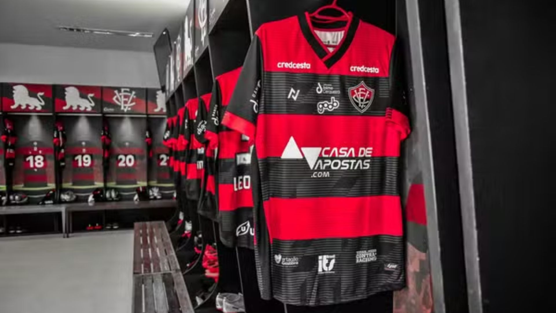 Camisa do uniforme principal do Vitória em 2021, fornecido pela Nego — Foto: Pietro Carpi / EC Vitória / Divulgação