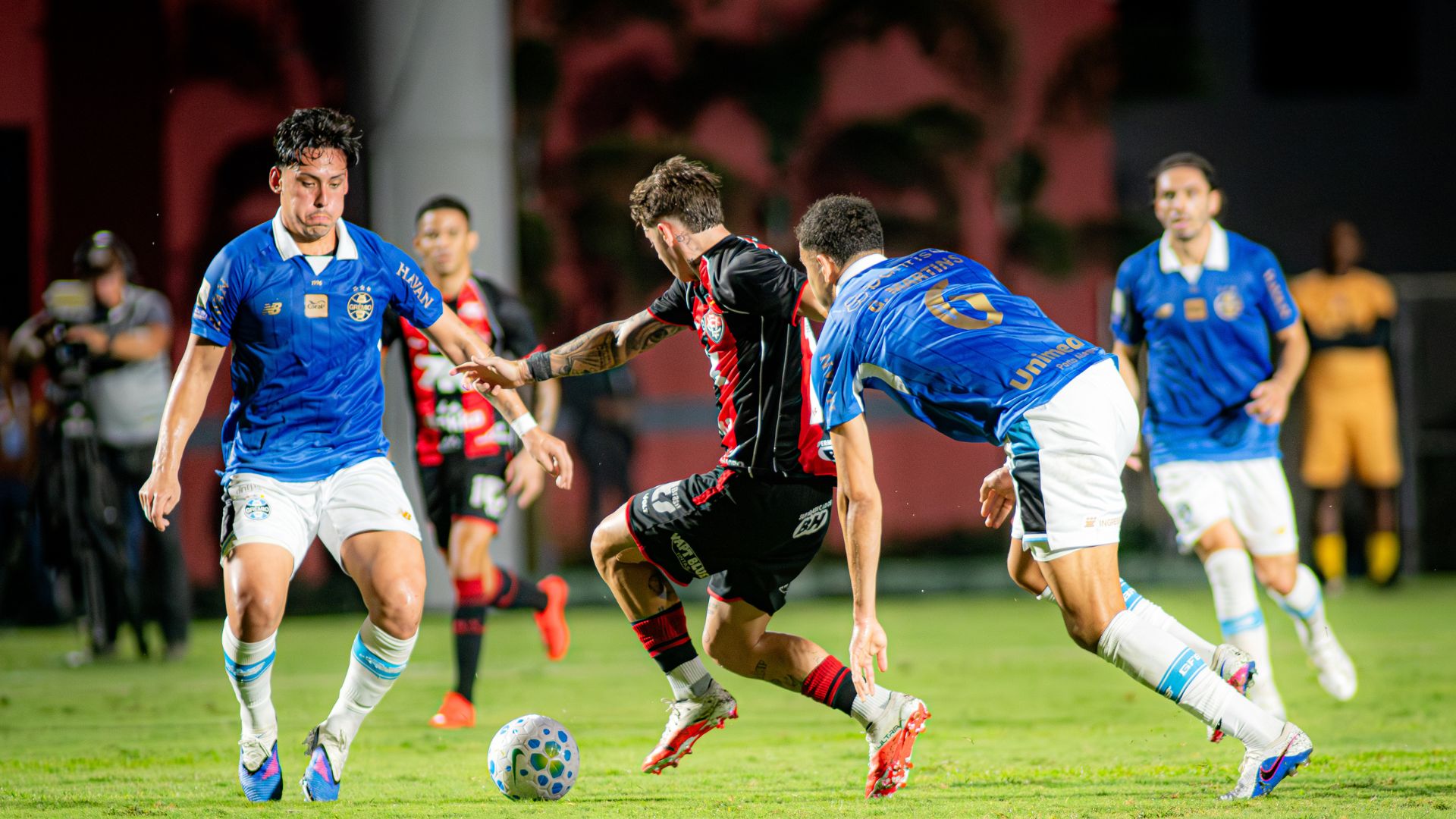 FIM DO JEJUM! Vitória bate o Grêmio no Barradão e encerra sequência de derrotas - Foto