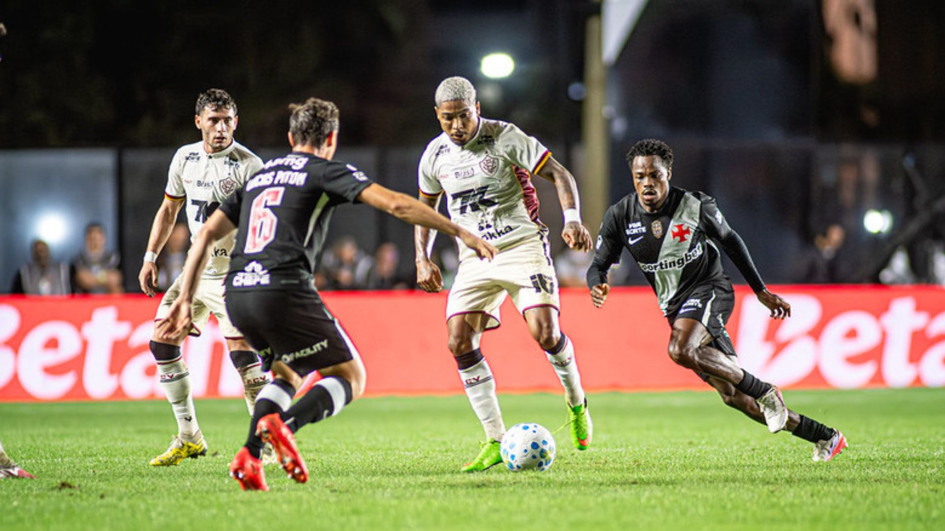 Vitória precisa reverter a vantagem do Vasco no Barradão para avançar às semifinais da Copa do Brasil — Foto: Victor Ferreira/EC Vitória
