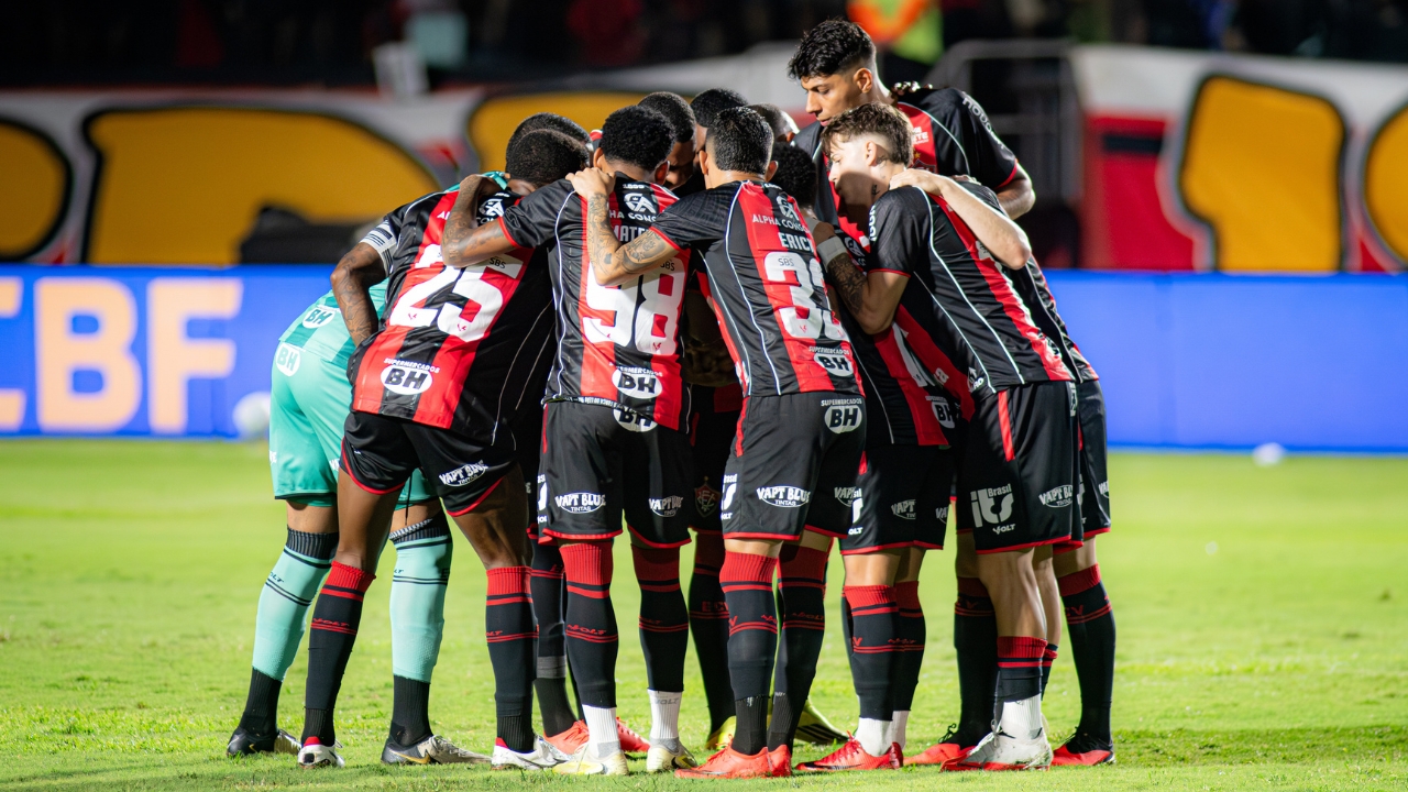 Em alta! Atacante do Vitória iguala companheiro e se torna artilheiro do clube na temporada