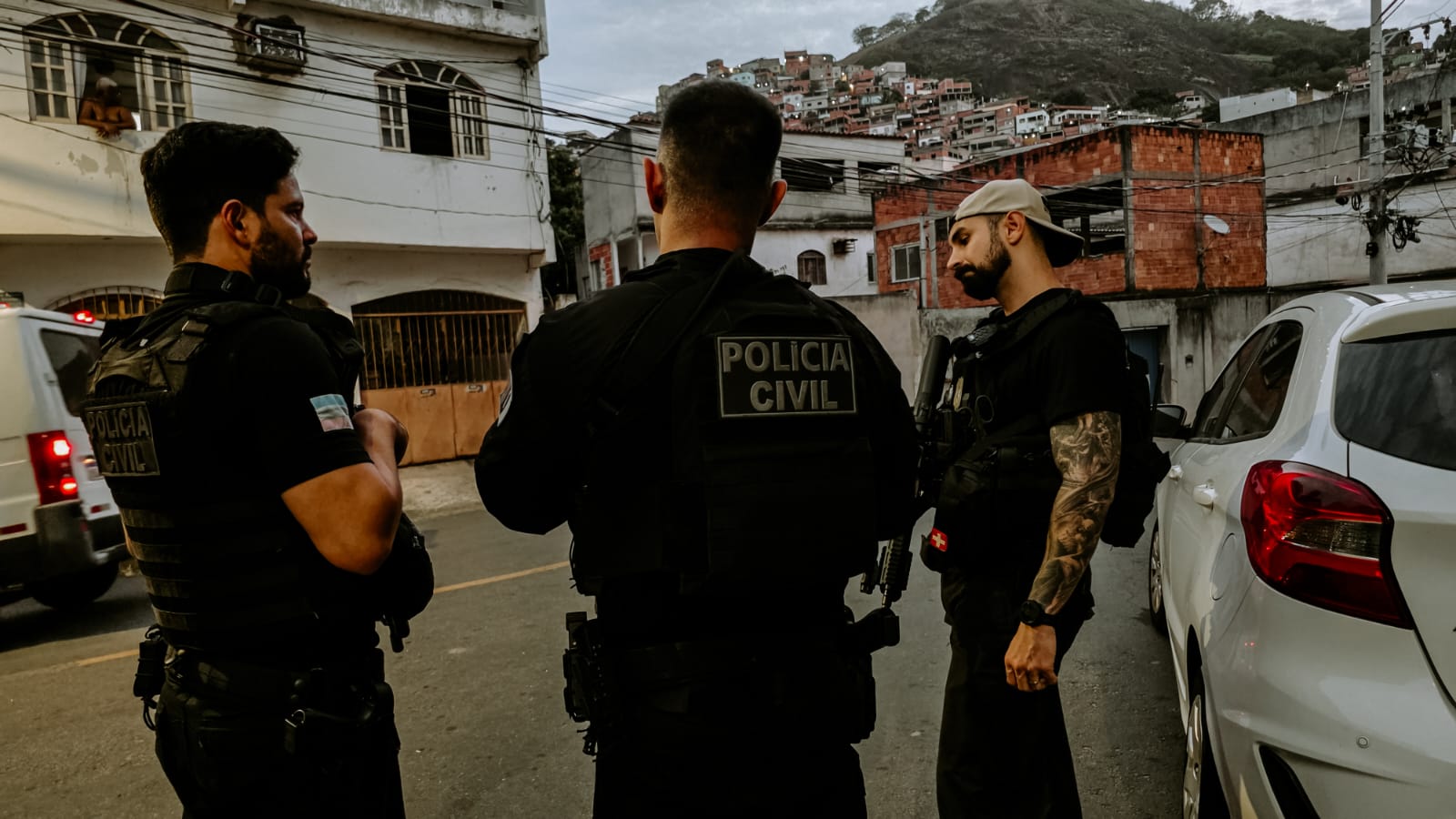 Durante as diligências foram apreendidas um fuzil e outras armas longas