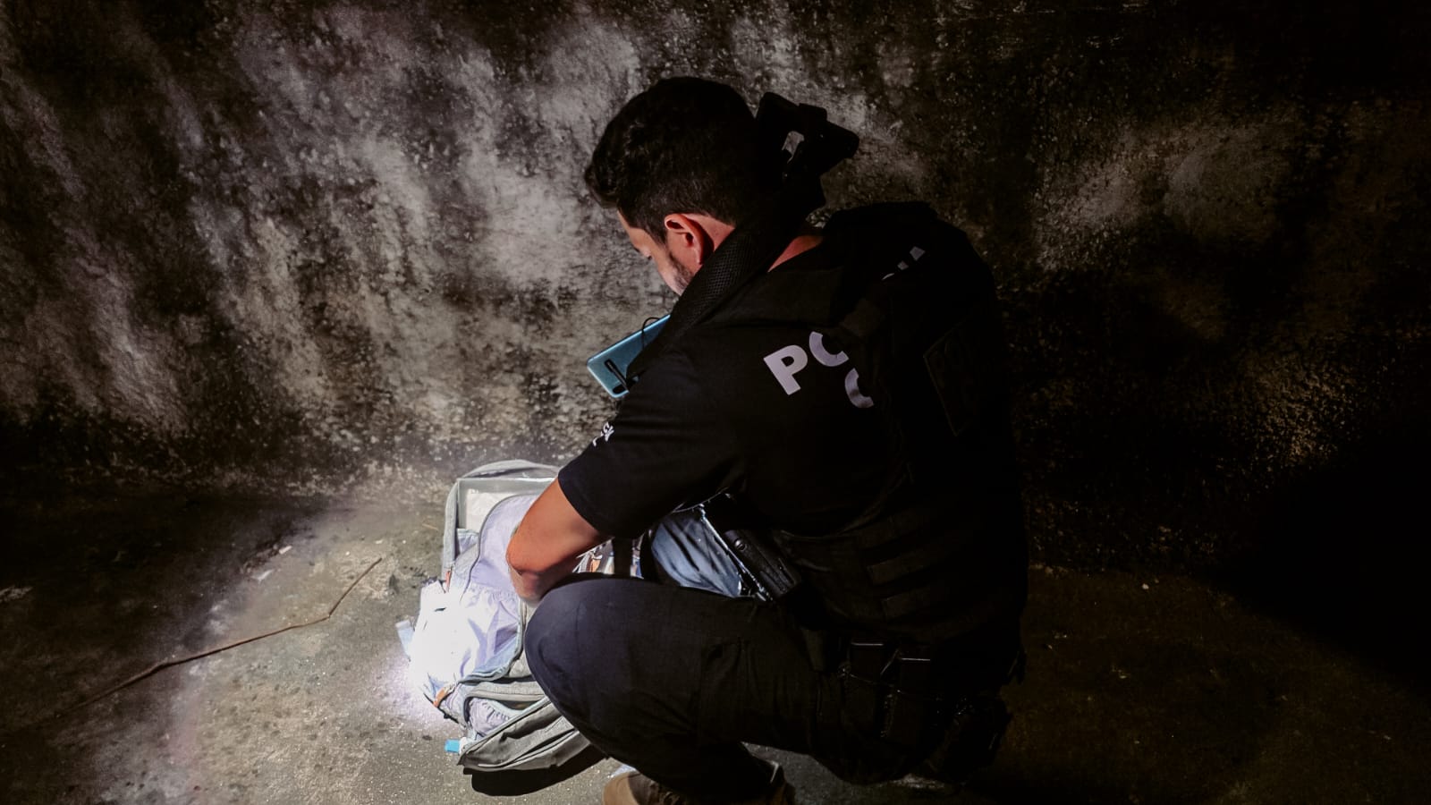 Durante as diligências foram apreendidas um fuzil e outras armas longas