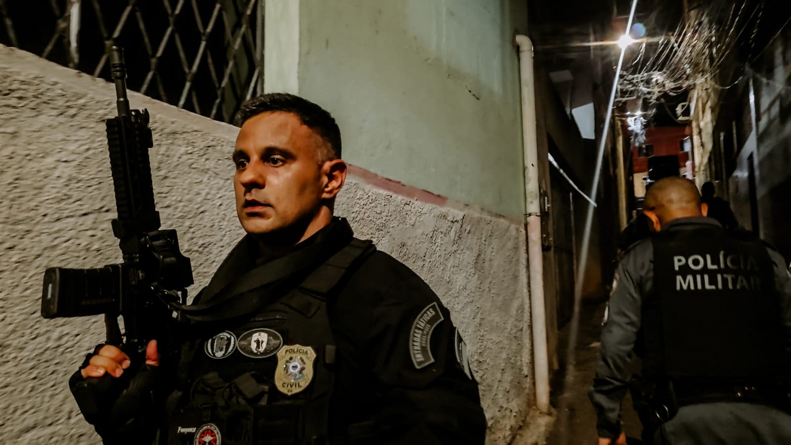 Durante as diligências foram apreendidas um fuzil e outras armas longas
