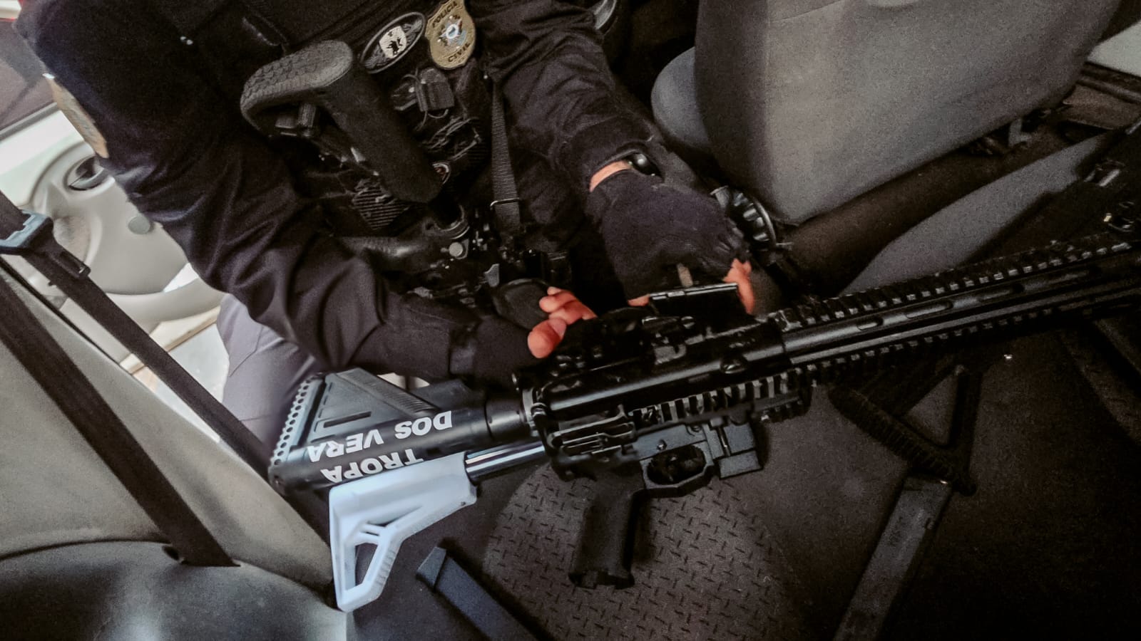 Durante as diligências foram apreendidas um fuzil e outras armas longas