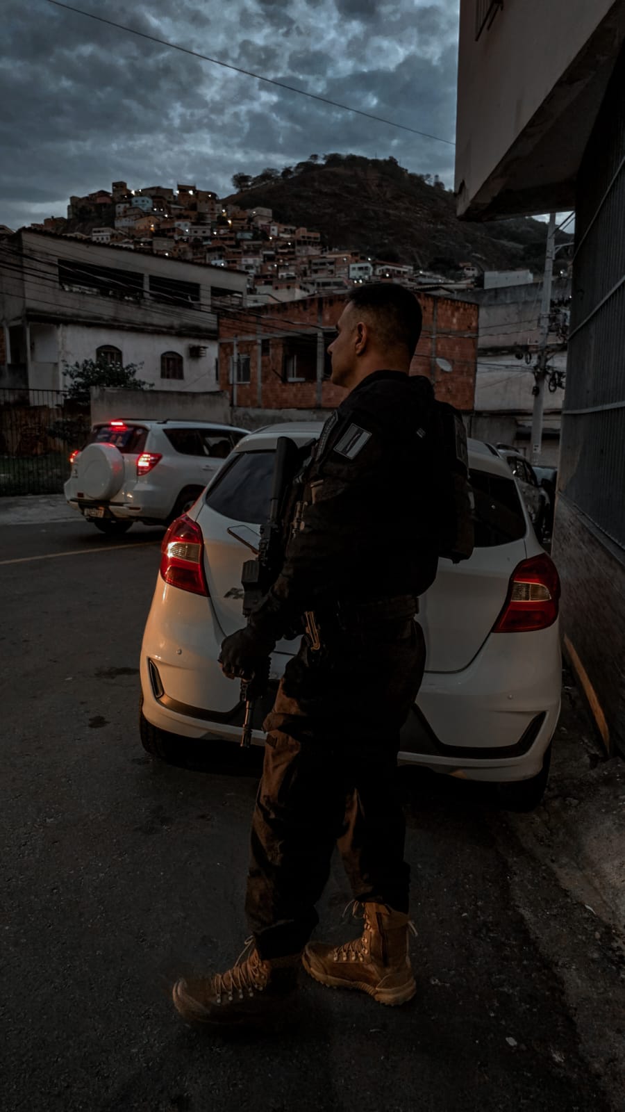 Durante as diligências foram apreendidas um fuzil e outras armas longas