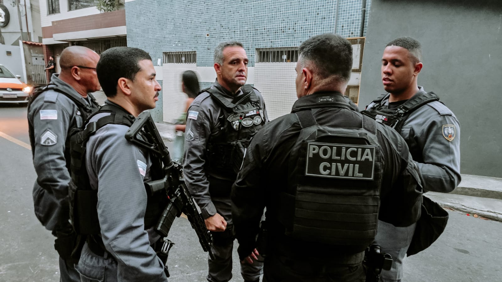 Durante as diligências foram apreendidas um fuzil e outras armas longas
