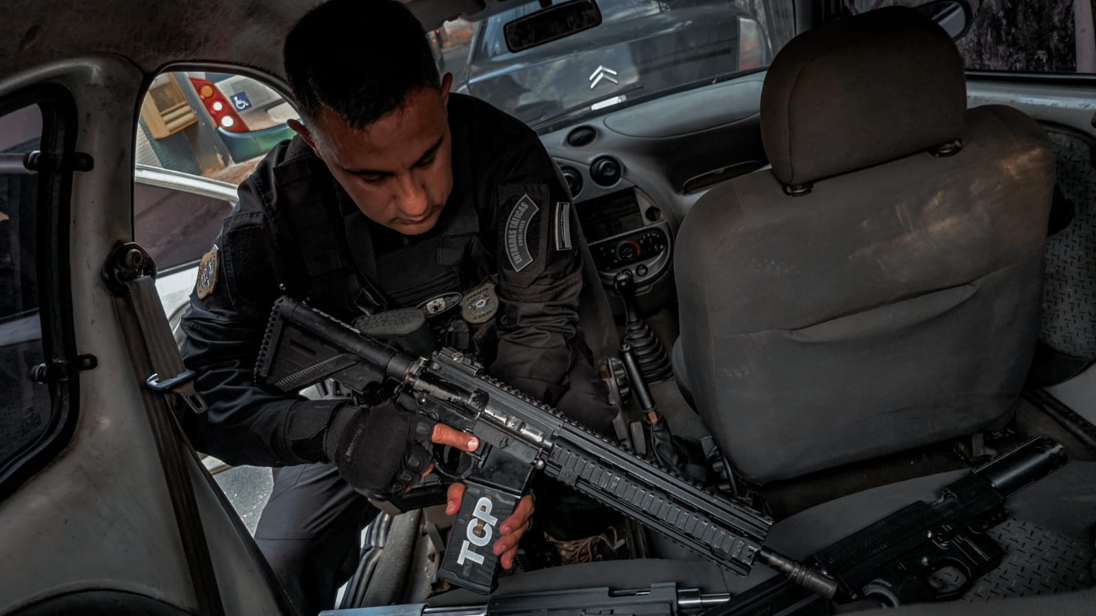 Durante as diligências foram apreendidas um fuzil e outras armas longas
