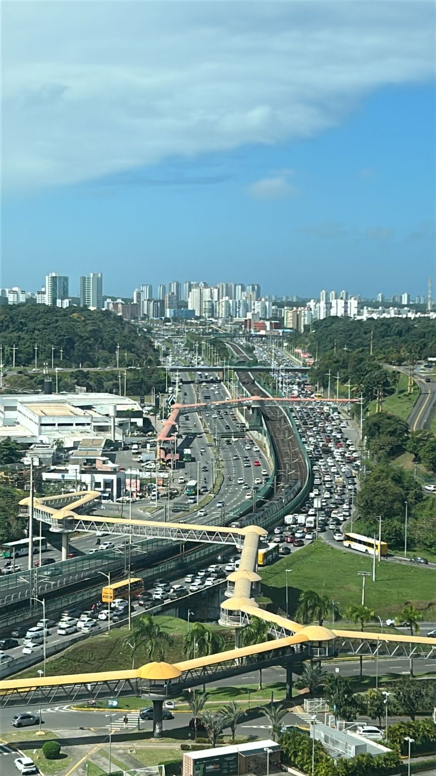 Avenida Paralela travada