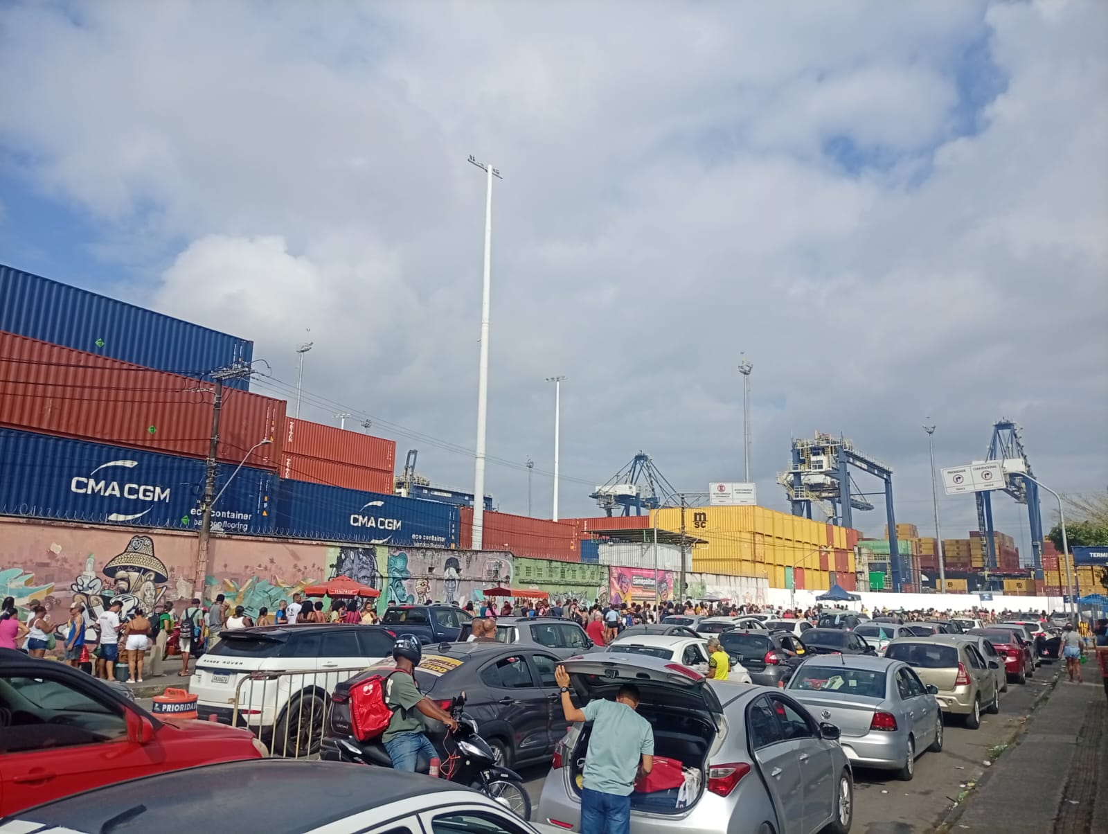 Ferry: Motoristas enfrentam mais de 5h de espera para realizar travessia para Itaparica - Foto