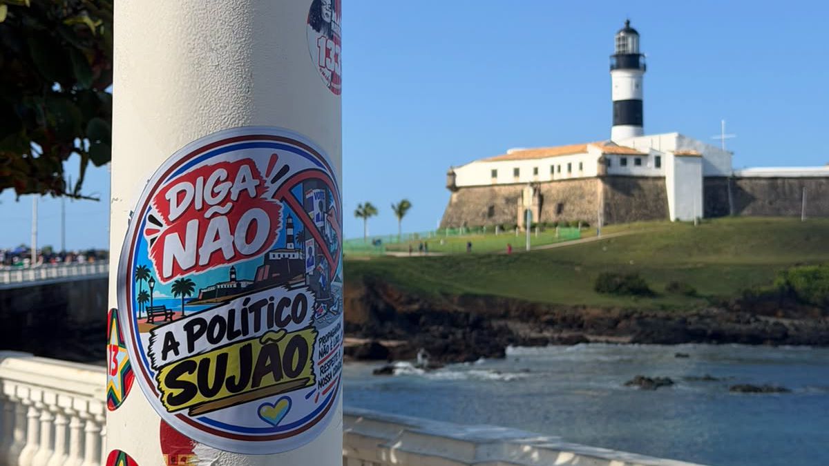 Campanha contra "políticos sujões" espalha adesivos em Salvador