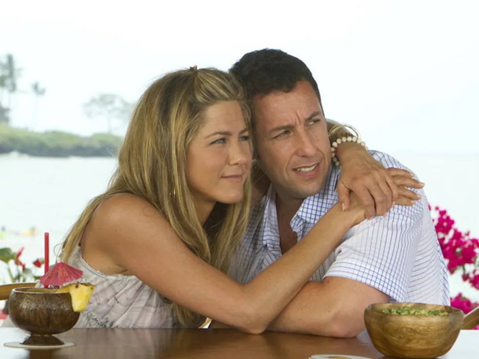 Aniston é conhecida no Brasil principalmente pelos filmes de comédia com Adan Sandler - Imagem: Reprodução