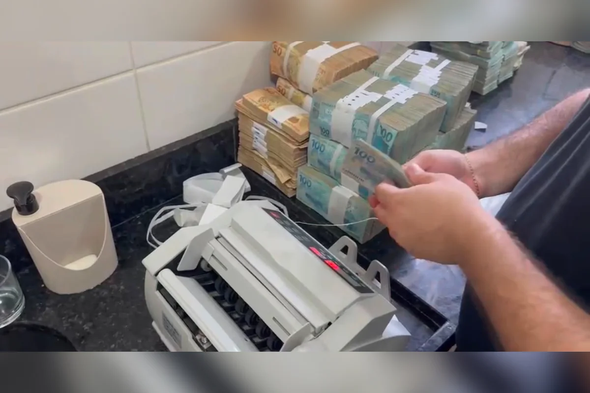 PF encontra malas com R$ 1,2 milhão em espécie em operação contra desvio de verba e 12 servidores públicos são afastados