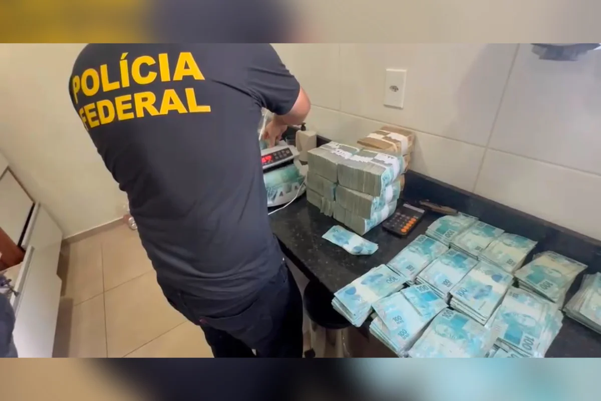 PF encontra malas com R$ 1,2 milhão em espécie em operação contra desvio de verba e 12 servidores públicos são afastados