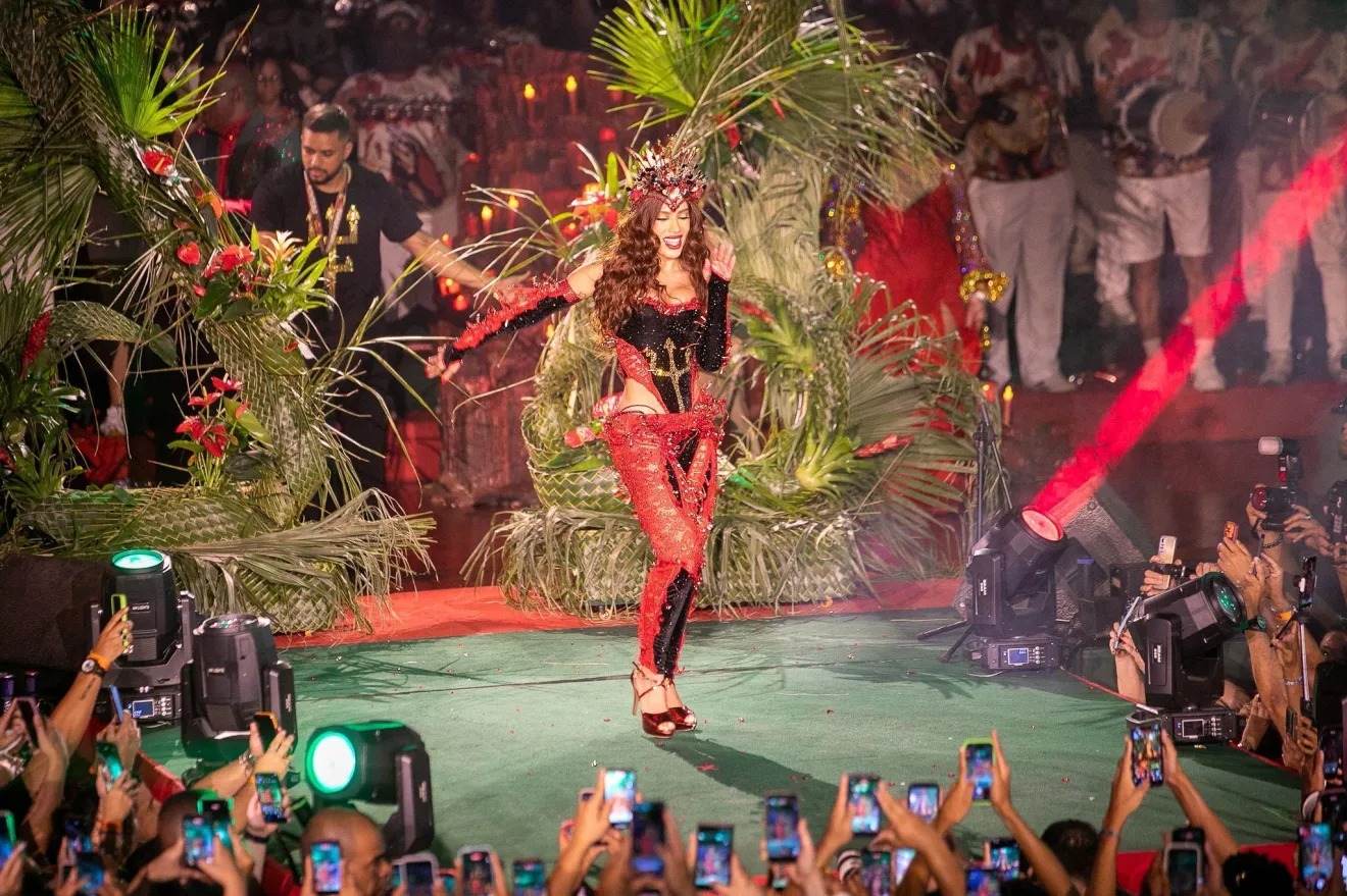 Anitta é coroada Rainha de Bateria da Grande Rio; veja