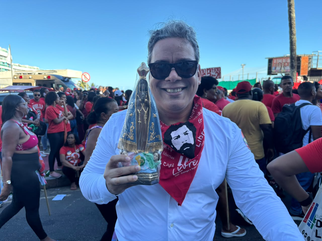Gil Leonardo levou imagem da santa para ato com Lula na capital baiana. (Foto: Héber Araújo / BNews)