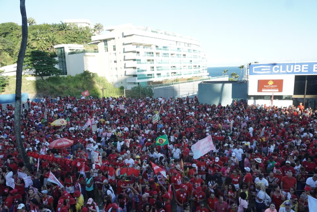 Apoiadores de Lula se concentram em Ondina. (Foto: Devid Santana / BNews)