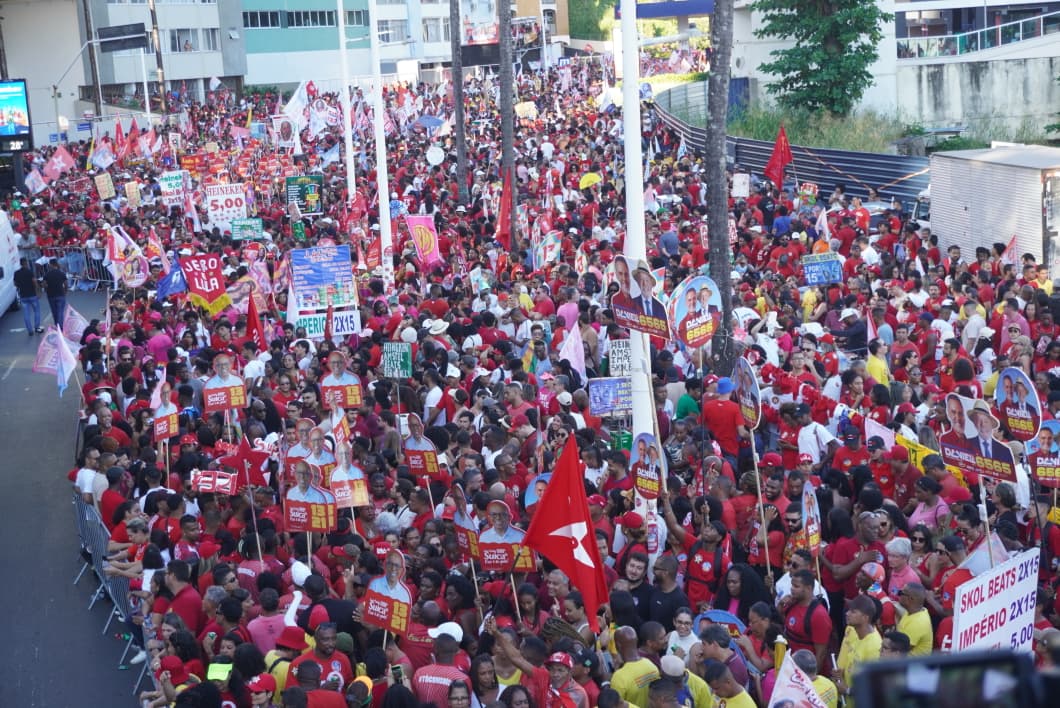 Apoiadores de Lula se concentram em Ondina. (Foto: Devid Santana / BNews)