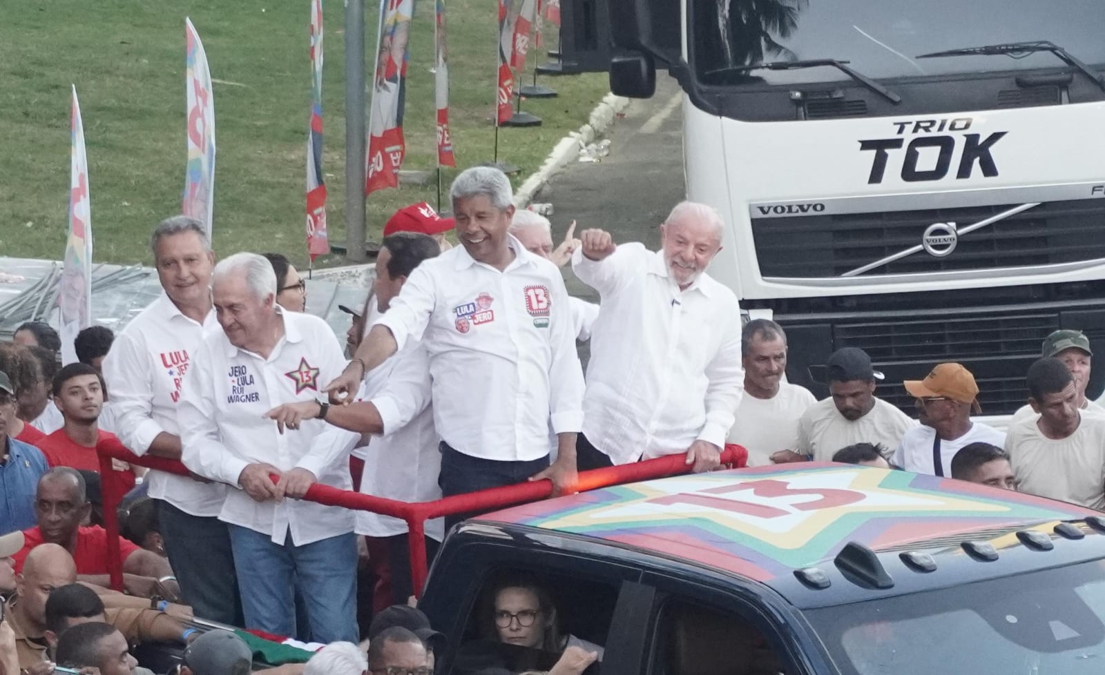 Apoiadores de Lula se concentram em Ondina. (Foto: Devid Santana / BNews)